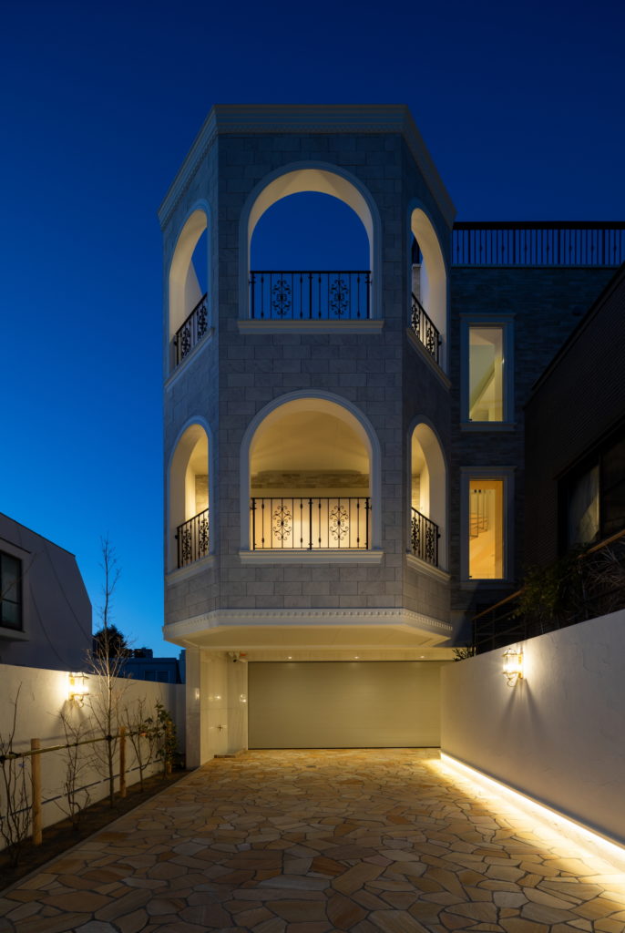 傾斜地に立つ家