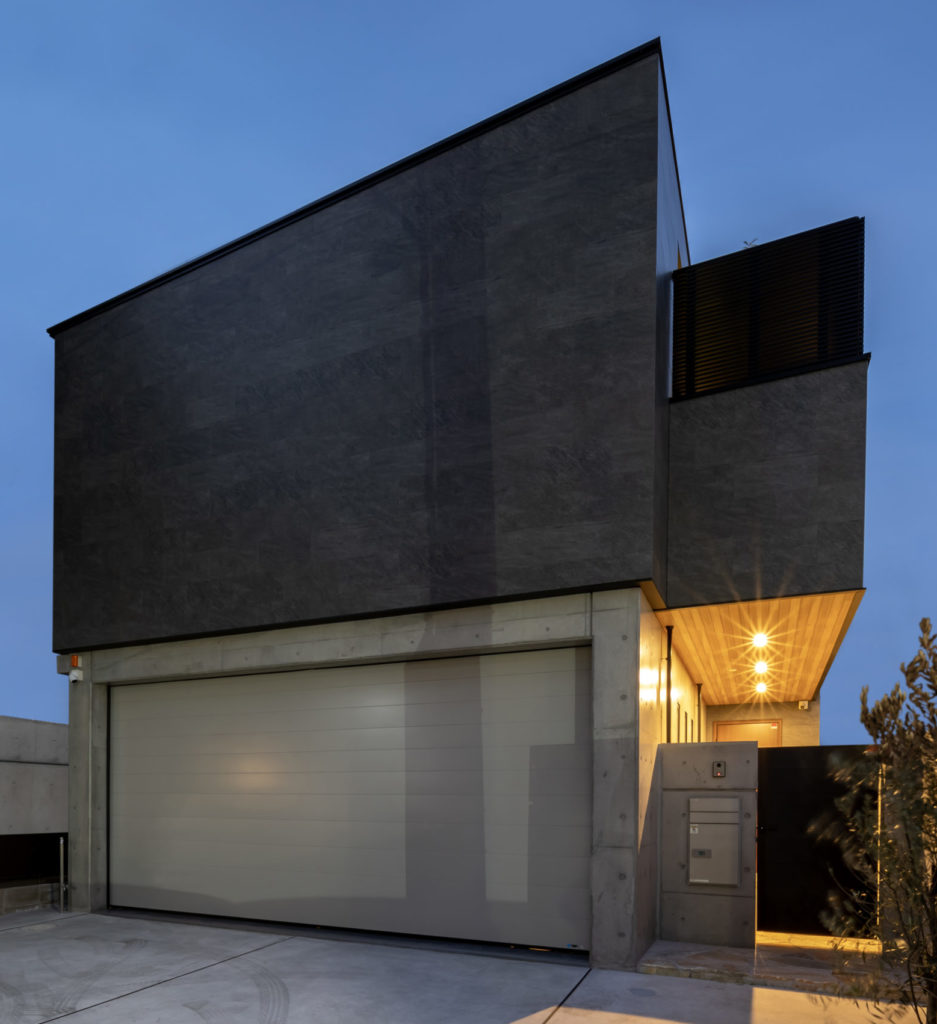 吹き抜けから光を取り込む家